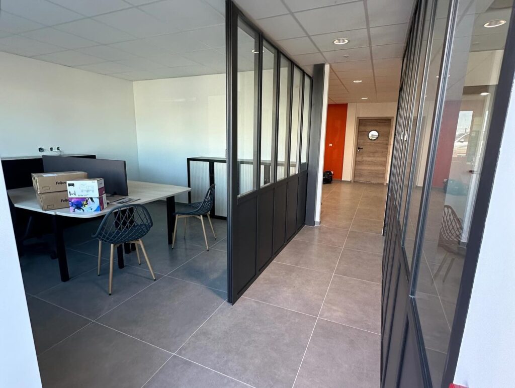 salle de réunion prête à l'emploi avec travaux de plâtrerie peinture décoration par l'entreprise Jentellet