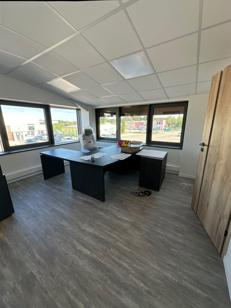 Bureaux prêt à l'emploi avec plâtrerie peinture et décoration par l'entreprise jentellet