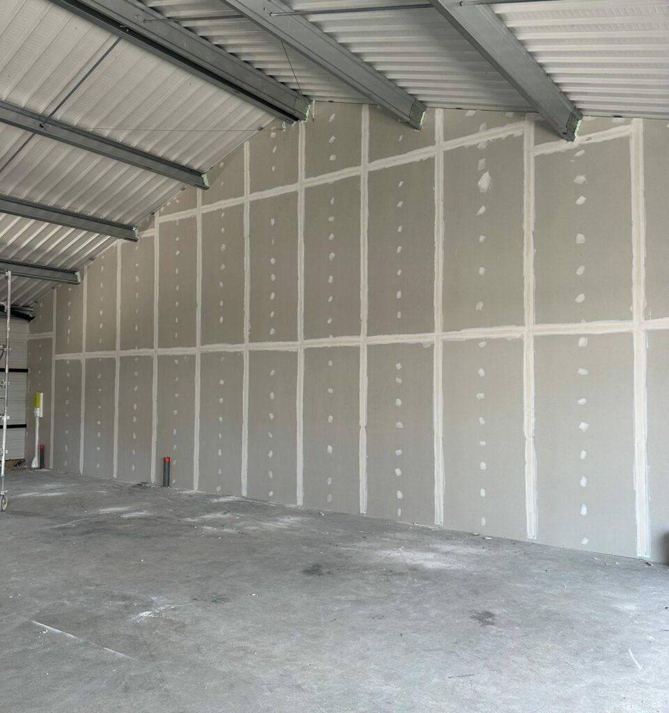 Cloison coupe feu et plâtrerie dans un hangar réalisé par l'entreprise Jentellet à Bourg-en-Bresse.