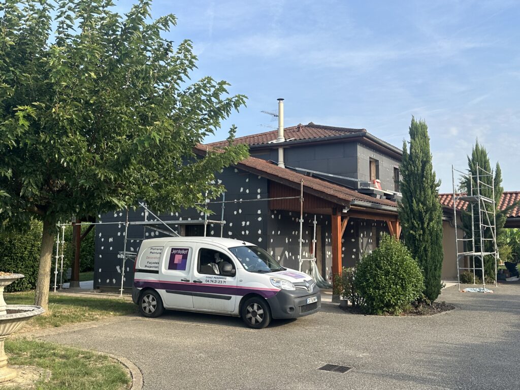 Pose de panneaux d'isolation par l'extérieur en polystyrène graphité sur maison en rénovation par l'entreprise Jentellet