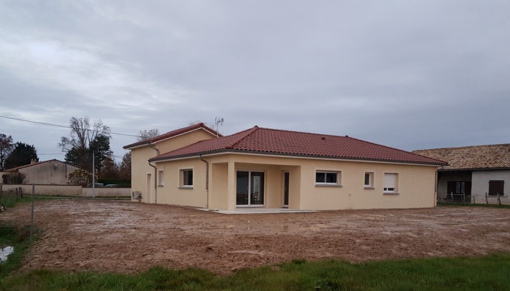 Façade sur maison neuve individuelle par Jentellet près de Peronnas