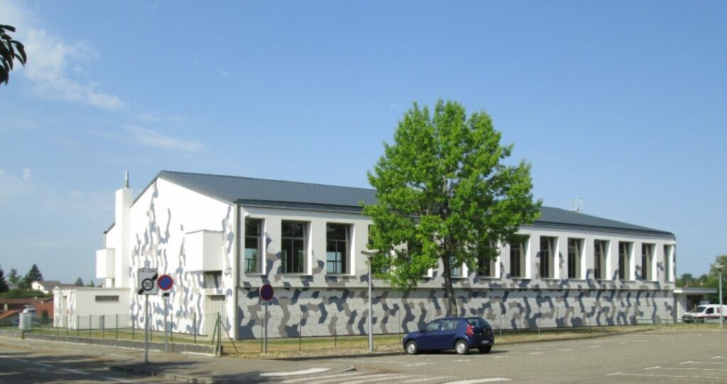 Décoration moderne sur façade d'usine près de bourg-en-bresse