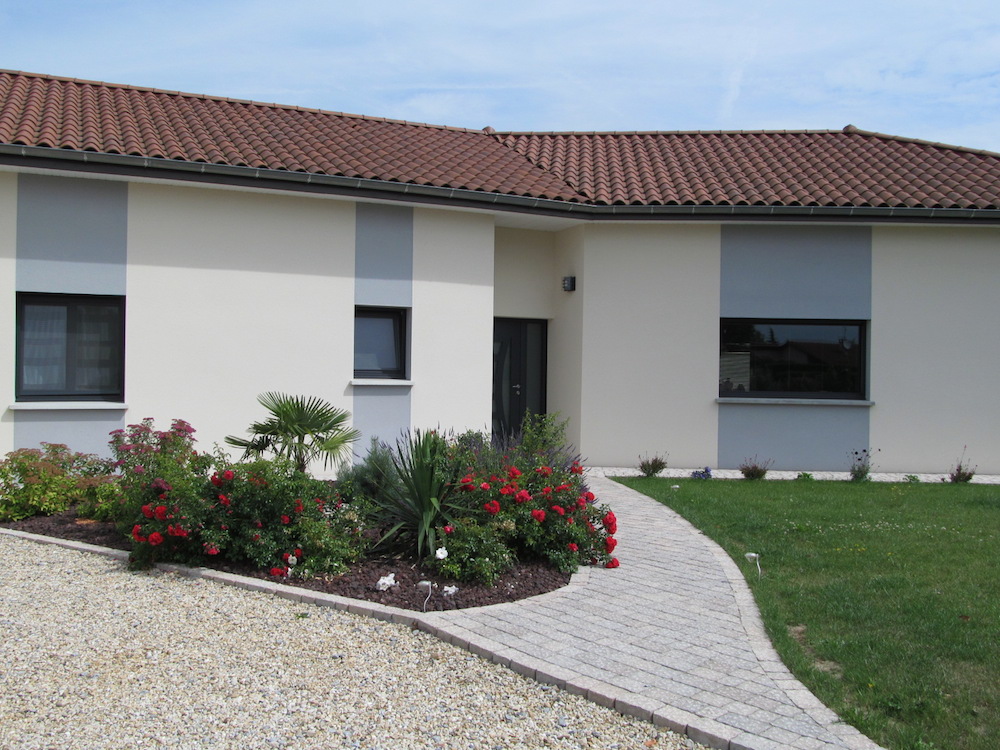 Ravalement de façade avec décorations sur maison individuelle à Bourg-en-Bresse