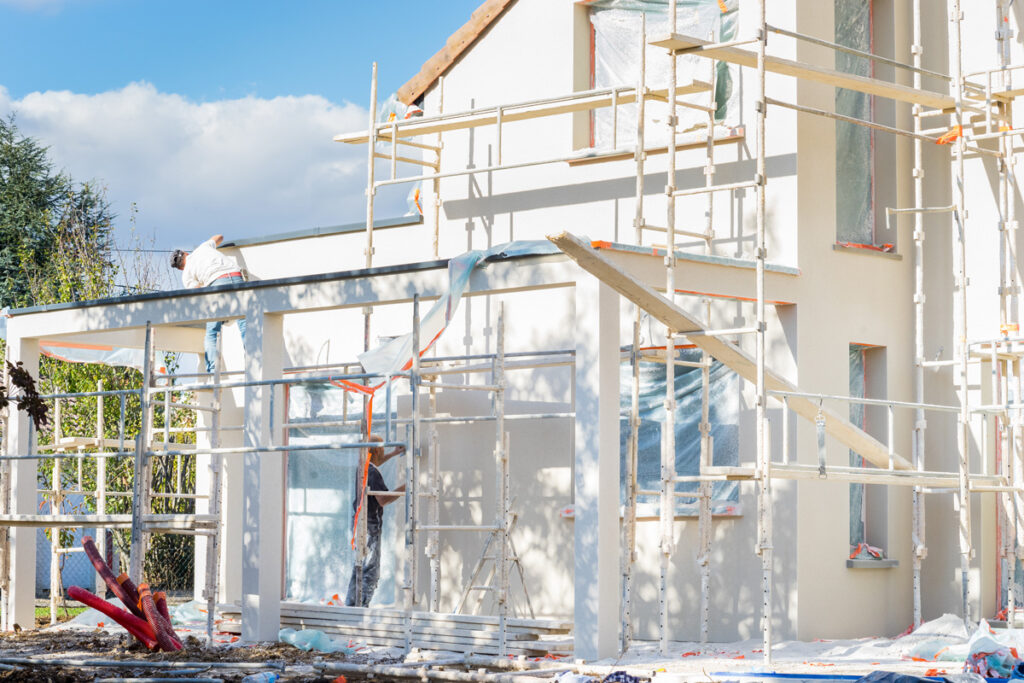 travaux de ravalement de façade sur maison individuelle avec échaffaudages et équipes en cours de travaux près de bourg en bresse Jentellet