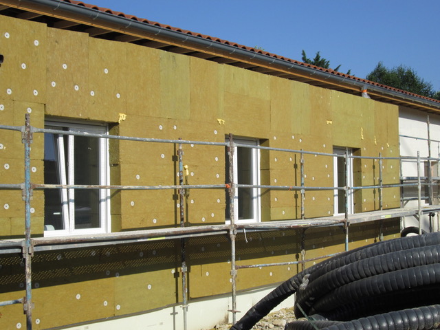 Pose de panneau isolation extérieur sur bâtiment de collectivité par entreprise Jentellet